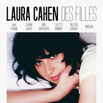 Des filles, une anthologie d'émotions Le dernier opus de Laura Cahen inclut, à côté de la reprise des douze titres d'Une fille en deuxième CD, un premier CD de sept nouveaux titres presque tous en duos.  De Là où je vais, chantée en acoustique avec Jeanne Added, un peu sa marraine en chanson, où les voix se mêlent à bouche fermée ou en accord parfait, à l'adaptation en français de What he wrote (2012) de Laura Marling « Je suis mort dit-il / Viens me chercher », chantée en solo, mais il s'agit bien là d'un duo d'inspiration virtuelle.  My girl, avec  Pi Ja Ma, alias Pauline de Tarragon « Maintenant je te vois / Je te connais déjà » est une jolie déclaration  électro vintage au rythme dansant, avec un  effet cuivré et de très  beaux chœurs, tandis que Ma chérie : « Et nous garderons nos ailes, ma  joue sous les différences des voix de Laura, et celle, chaude et voilée, de Melissa Laveaux ; on y parle de tendresse et de liberté avec la métaphore des ailes d'oiseaux :  « Va déplie tes ailes, ma chérie » .  Si rien ne bouge est chantée avec Juneson, l'avatar pop-folk - elle fait des arrangements et écrit des textes pour des chansons, et prépare un premier album personnel - de la multi douée Josephine Stephenson, chanteuse lyrique et compositrice d'opéra, multinstrumentiste violoncelle, guitare, piano, autrice et compositrice. Une merveille acoustique piano-guitare que cette chanson bilingue  et co écrite et composée. Toutes les filles « de mon âge se battent maintenant / Traversent l'hiver à la nage ou en courant / Mais où vont les oiseaux pendant l'orage » mêle un fond électro à la musique traditionnelle de la tunisienne Emel Mathlouthi, femme libre, pour un résultat enivrant et engagé. Comme pour Une fille, l'EP a été réalisé et arrangé principalement par Dan Levy, ainsi que par l'anglais Mike Linsay dans un juste mélange entre acoustique et électronique, pour un résultat plein d'émotion.  