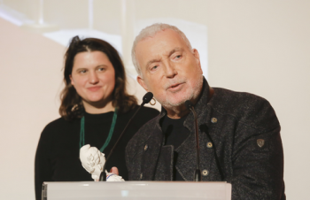 Le remise du prix éthique à Bernard Lavilliers (photo © Thierry Borredon tirée du site d'Anticor)