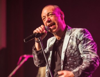 Stéphane Saura en probant Hallyday