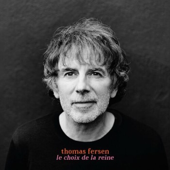 Thomas Fersen, 32 ans de bonheur Le Choix de la reine est un nouveau bonheur signé Thomas Fersen. Pour les néophytes, il est l’occasion de faire connaissance avec l’artiste. Pour les aficionados, il leur confirme leur bon goût, tant les titres choisis pour composer ce florilège sont un régal d’écriture, de composition et d’interprétation. Ceux qui connaissent bien l’œuvre de Fersen pourront certes regretter que le panachage n’ait pas été plus étendu, puisque les dix chansons élues sont toutes extraites de ses premiers disques, exception faite de J’suis mort, sorti de l’opus Je suis au paradis (2011). Tout le reste est millésimé de 1995 à 2003. Comme si l’artiste n’avait plus écrit de merveilles depuis lors ! Ce petit reproche sans importance écarté, il vous reste à savourer ces chansons imparables – et une inédite, Blasé, qui ne l’est pas moins – liés de textes lus, issus de son dernier spectacle, de son livre « Dieu sur terre », parés de nouveaux habits musicaux taillés sur mesure, œuvre des grands couturiers que sont Clément Ducol et Joseph Racaille. Un album qui ruisselle de talent, transpire l’intelligence et répand le bonheur chez l’auditeur. Un maître-achat, assurément. Paul de GROEVE