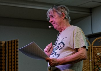 EN PREMIÈRE PARTIE DE BOBIN Si on m’avait dit un jour que je ferais la première partie de Frédéric Bobin, que je foulerais la scène avant qu’il n’y fasse récital, je n’aurais pas cru. Merci au festival La Chanson d’Abord pour cette (heureuse) initiative.  Un de l’équipe de NosEnchanteurs sur scène ? En fait, plusieurs participent eux-mêmes à cet art qu’ils relatent dans leurs chroniques. Pol de Groeve est parfois auteur de chansons. Nicolas Céléguègne aussi, interprète et compositeur de surcroît, qui vient tout juste de sortir son nouveau CD ainsi qu’un livre rassemblant les textes de toutes ses chansons. Michel Trihoreau est lui conférencier es-chanson (Ferré, Sauvage, Prévert…), Franck Halimi est acteur, intermittent du spectacle et producteur de Bernard Joyet. Me voici à mon tour investissant la scène pour des conférences pas gesticulées mais presque, tentant d’amener avec moi le public dans ma culture chanson, mes élans de passions et de tendresse, mes indignations. Ma conférence est pour l’heure consacrée aux relations pour le moins contrariées entre la censure et la chanson, officiellement disparue mais qui n’a jamais été aussi présente. Le catalogue de mes propositions va bientôt s’étoffer afin de proposer aux organisateurs un catalogue de propositions plus ample. Dans la salle du Centre culturel de Bédoin, merci à mes amis Jean-Yves Liévaux et Viviane Cayrol (nos deux amours marseillais du duo Alcaz) et Frédéric Bobin, pour avoir joint leurs applaudissements à ceux du public et des organisateurs. MK.