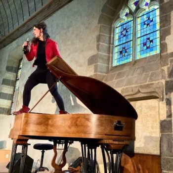 PrevostViolette LaPianisteRouge carree debout