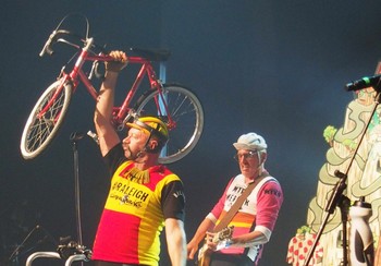 LA CHANSON PARTOUT EN VÉLO Si les Chasse Patates consacrent leur art au cyclisme, d’autres chanteurs partagent également de beaux titres sur le vélo. Comment ne pas évoquer en ce début du Tour de France Les 60 millions de Poulidor de Kent. Rien que sur Poupou les chansons ne manquent pas : La chanson de Poulidor de Ricoune, Les Poulidors de la vie de Frédéric Zeitoun, La rengaine de Poulidor d’Ordoeuvre ou encore André Verchuren et son Vive Poulidor. D’autres coureurs ont le droit à leur chanson : on citera le classique Louison Bobet for ever de Ludwig Von 88, Jalabert ou encore Pantani avec Rimini des Wampas. Mais la petite reine c’est surtout des émotions comme le chante Yves Montand ou Bourvil dans leur classique A bicyclette, les démarrages à bécane mis en valeur par Bénabar et son Vélo. Avec ce même titre, Vélo, Ours constate les efforts de la vie comme sur un vélo et Clou nous chante la liberté. Car pédaler c’est surtout goûter à cette liberté comme quand Paris s’offre à Philippe Katerine sur son Parivélib’, au milieu des autres modes de transport le Vélo vole avec Dick Annegarn. J’vais partout avec mon vélo comme le chante Dominique Dimey. Même En vélo jusqu’au Sahara avec Zoufris Maracas…