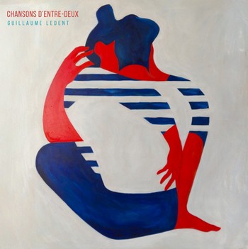 CES CHANSONS DE L’« ENTRE-DEUX » De prime abord, cette peinture de Lydie Baron, une couple entrelacé, un entre-deux, dans un trait remarquablement épuré. Rien que ce visuel donne le goût, l’envie d’aller plus loin, de se laisser happer par ce nouvel album de Guillaume Ledent, son huitième. Pourquoi Chansons d’entre-deux ? « Parce qu’entre l’ombre des crises et la lumière d’un lendemain possible, Ledent choisit la ligne de crête : ni déni, ni cynisme, mais la conviction qu’il reste des clairières où danser, rêver et réparer ».  Tout y est doux, à la manière de caresses sur des matériaux fragiles : Ledent ne sait concevoir qu’une chanson délicate aux mélodies pop-rock, qui aime à se poser des questions, et tenter entre les vers d’y répondre. C’est son côté Souchon. Ses questionnements viennent de pas loin, du quotidien, du réel, mais frôle l’essentiel. Comme quand il regarde l’enfant à six ans puis à deux, trois et quatre fois plus, il s’interroge : « C’est quoi un homme ? / Toi, si tu vois, tu me diras... » Avec ou sans points d’interrogations, ses chansons cherchent l’envers du détail, du pourquoi, du comment. Avec de bien jolies formules telles que « T’es comme un premier janvier / Tu pries car on ne sait jamais / Que ça tienne jusqu’en février ». Ce timide, qui dit n’être pas bavard et fuir les regards, fait mine de ne pas y toucher, mais touche, émeut, séduit par ses chansons entêtantes. Dommage qu’il n’y en ait que huit cette fois-ci. Guillaume Ledent, Chansons d’entre-deux, Chansons de pluie/COD&S distribution 2025. Michel Kemper 