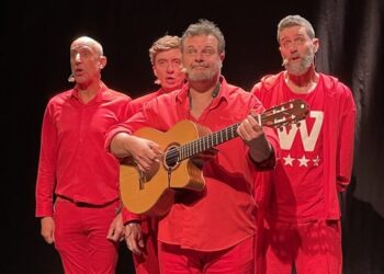 Les Wriggles, en rouge tenue et noir humour