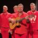 Les Wriggles, en rouge tenue et noir humour